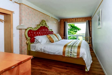 Suite with 3 queen beds